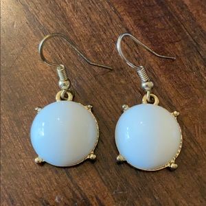 White round earrings
